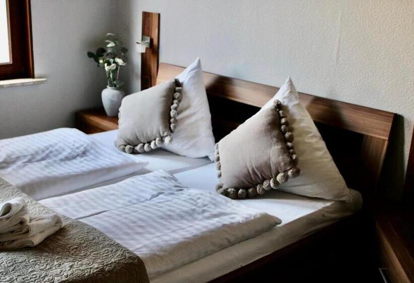 פנסיון Das Kleine Klee