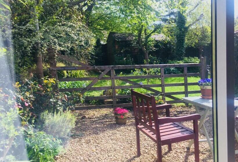 ベッドアンドブレックファースト Cherrybrook