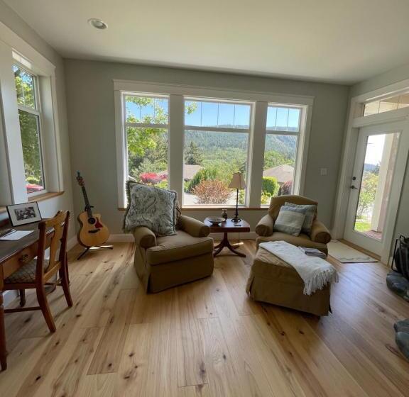 پانسیون Eaglenest Manor Cowichan