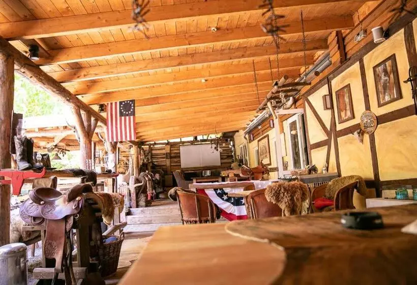 Retkeilymaja Longhorn Ranch Countryhotel   Garni