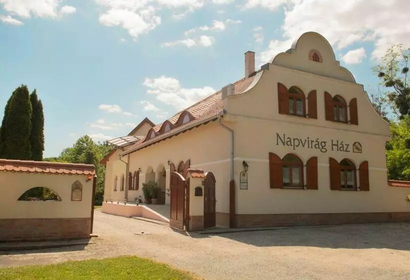 Majatalo Napvirág Ház