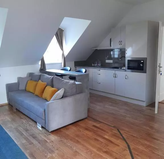 Aamiaismajoitus (B&B) Rosenberg Kúria