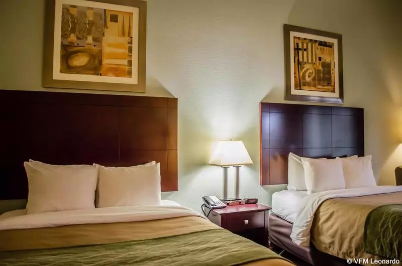 Отель Comfort Inn & Suites