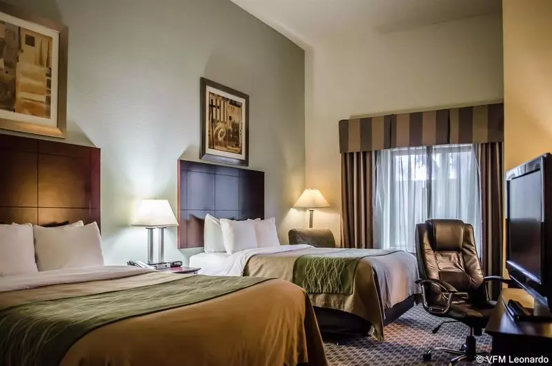 Отель Comfort Inn & Suites