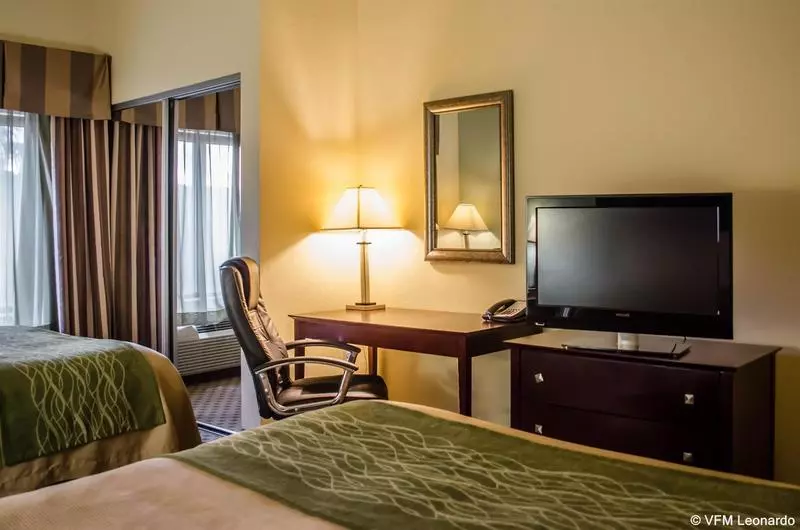 Отель Comfort Inn & Suites