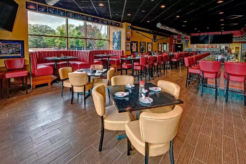 בית מלון כפרי Springhill Suites Norfolk Old Dominion University