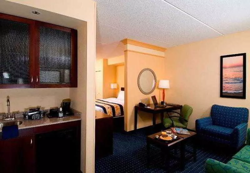 בית מלון כפרי Springhill Suites Norfolk Old Dominion University