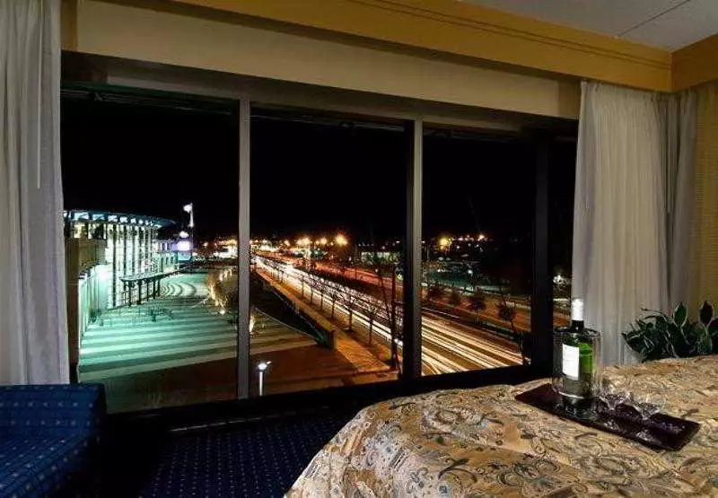 בית מלון כפרי Springhill Suites Norfolk Old Dominion University