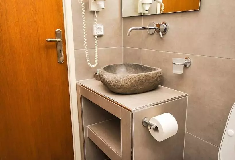 هتل Irini S Rooms