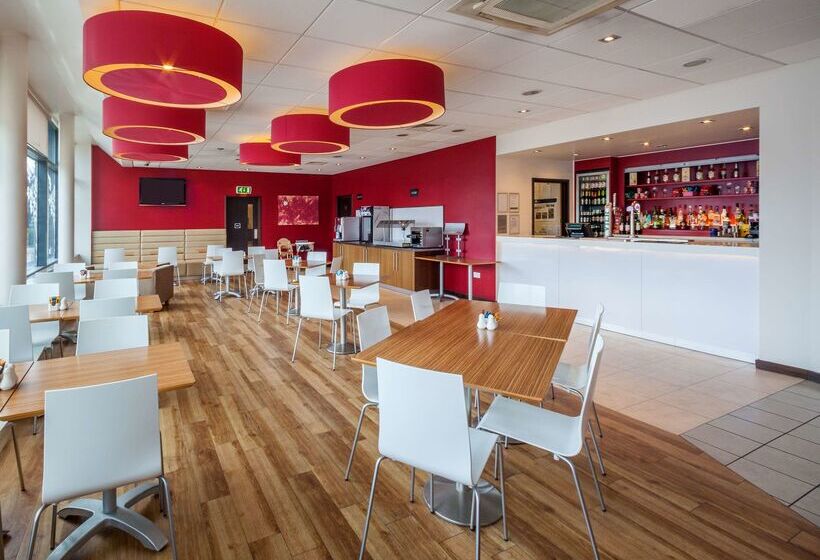 Отель Travelodge Borehamwood