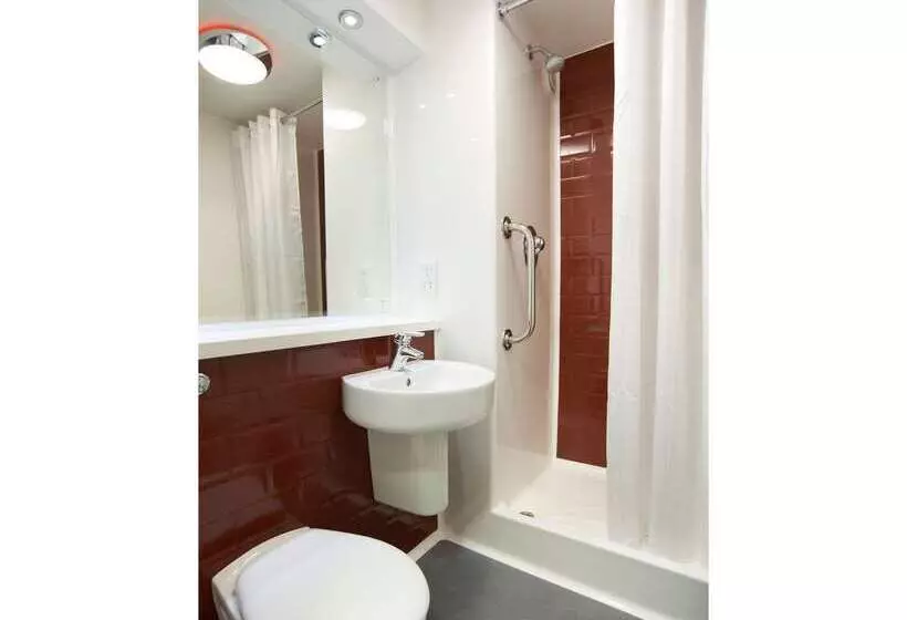 Отель Travelodge Borehamwood