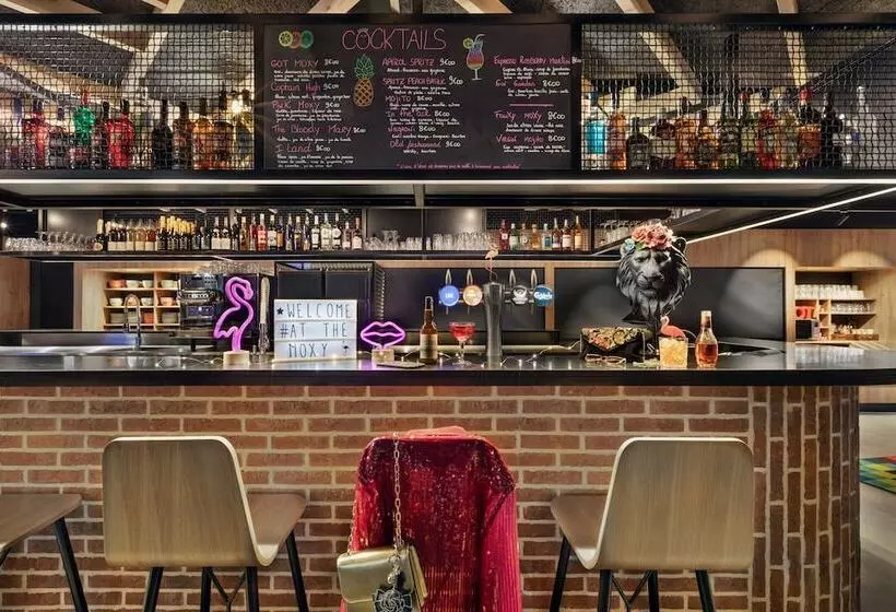 Отель Moxy Amiens