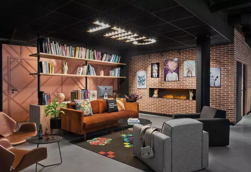 Отель Moxy Amiens