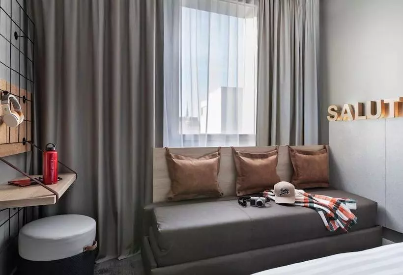 Отель Moxy Amiens