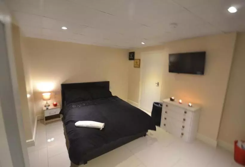 Hotel Premier Lodge Central