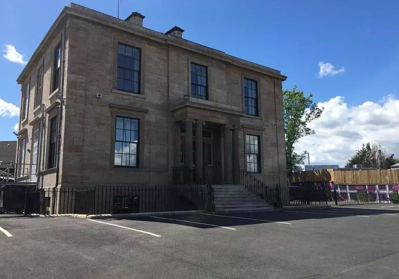 Lomond Airport Hotel