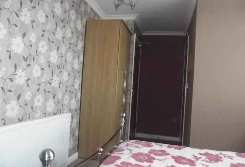 צימר Tudor House