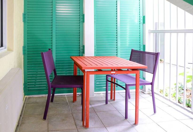 فندق Almond Tree Inn  Adults Only