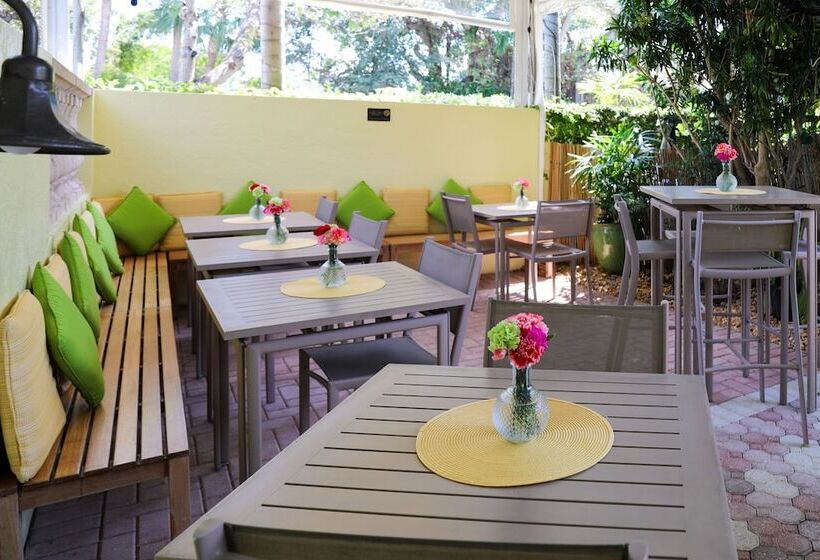 فندق Almond Tree Inn  Adults Only