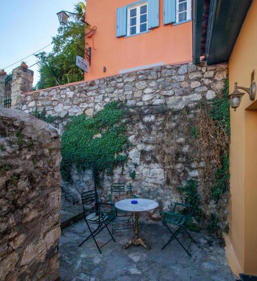 בית מלון כפרי Byron Traditional