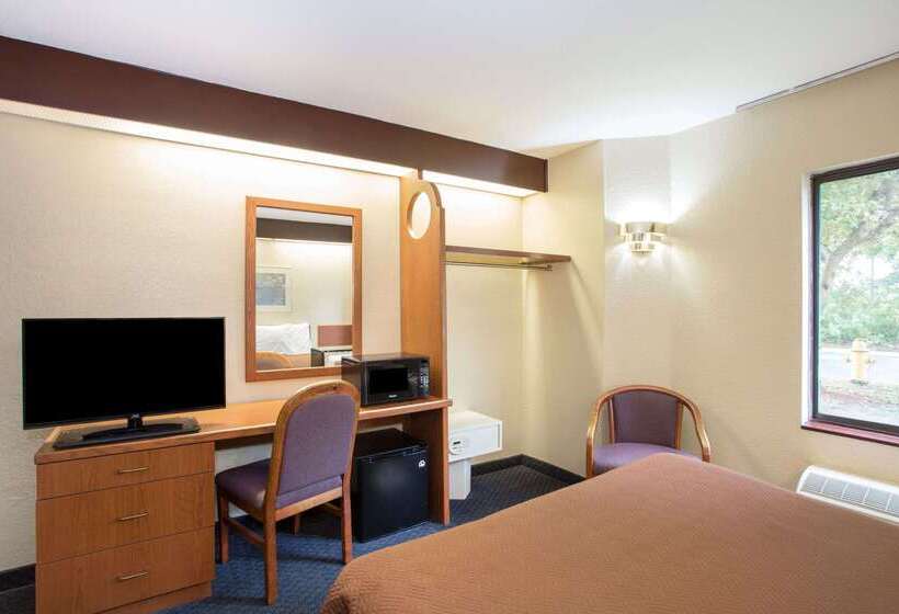 בית מלון כפרי Travelodge By Wyndham Fort Myers Airport