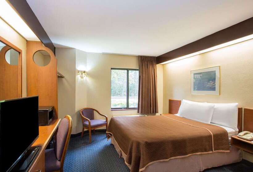 בית מלון כפרי Travelodge By Wyndham Fort Myers Airport