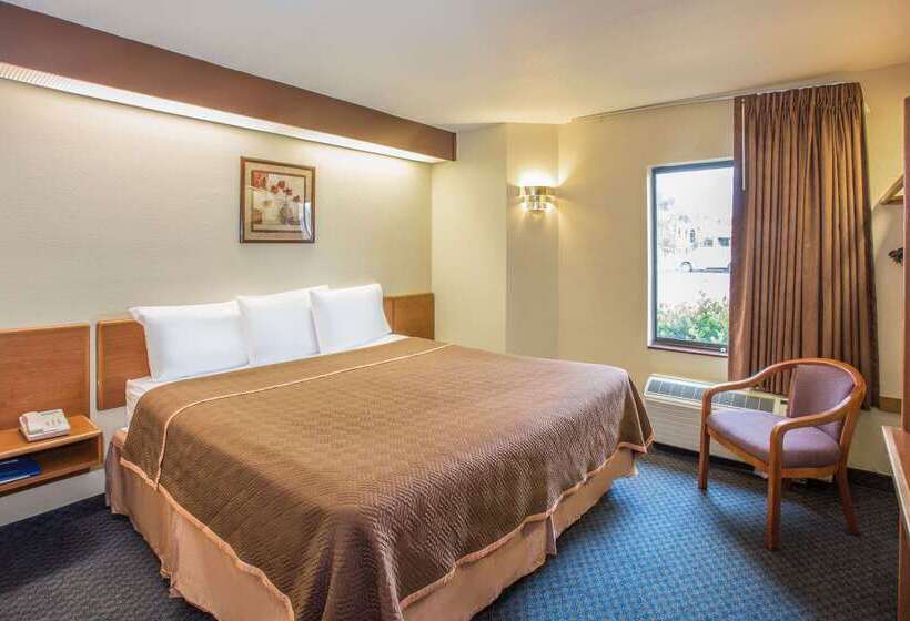 בית מלון כפרי Travelodge By Wyndham Fort Myers Airport