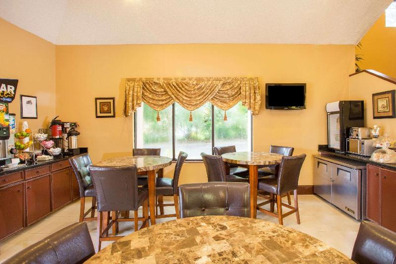 בית מלון כפרי Travelodge By Wyndham Fort Myers Airport