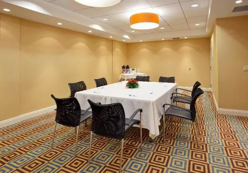 Holiday Inn Express Hotel & Suites Santa Cruz, An Ihg