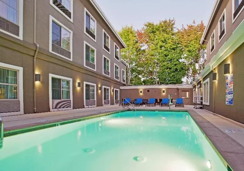 Holiday Inn Express Hotel & Suites Santa Cruz, An Ihg