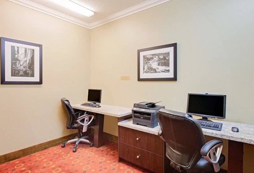 Отель Ramada By Wyndham Cold Lake