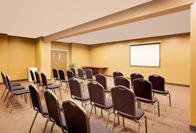 Отель Ramada By Wyndham Cold Lake