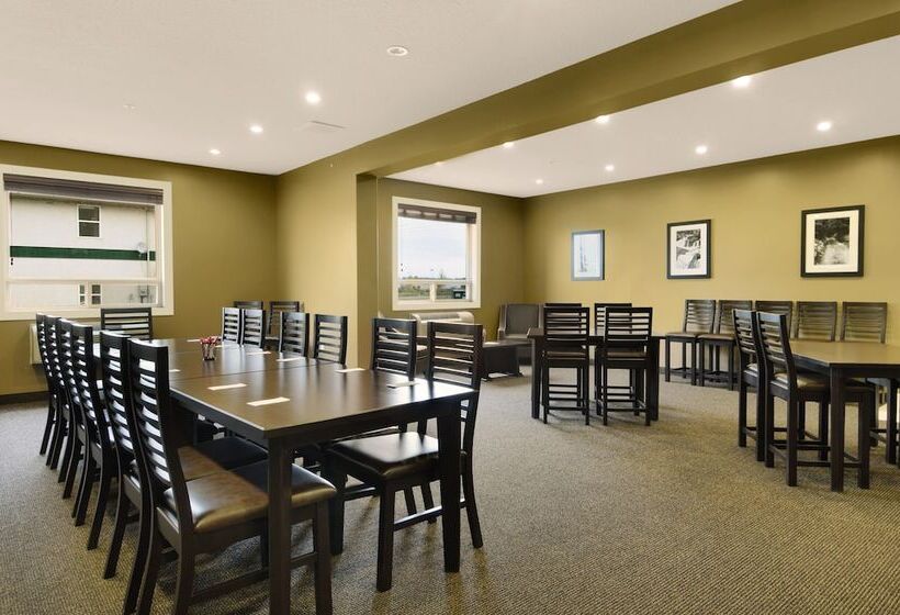 Отель Ramada By Wyndham Cold Lake