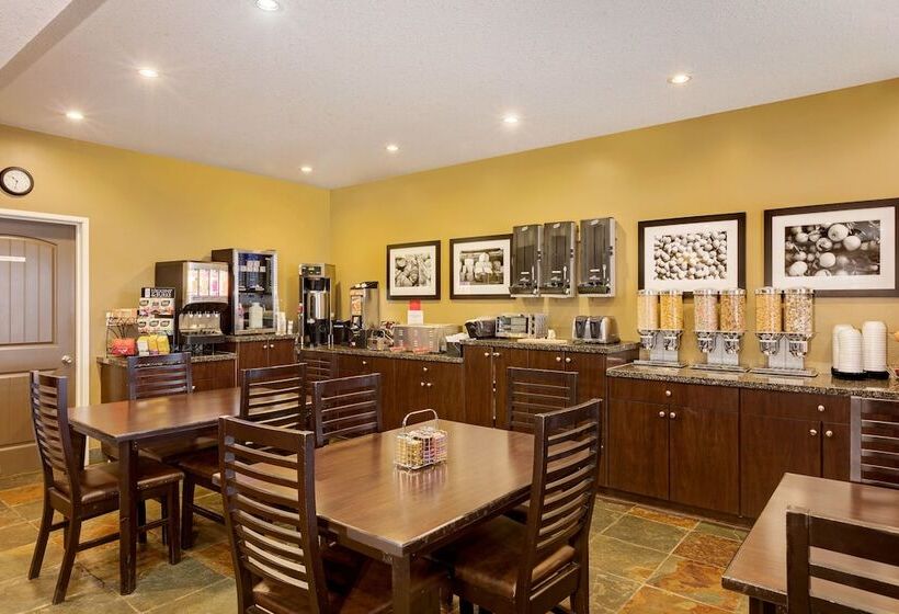 Отель Ramada By Wyndham Cold Lake