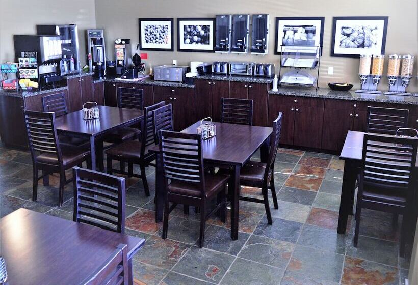 Отель Ramada By Wyndham Cold Lake