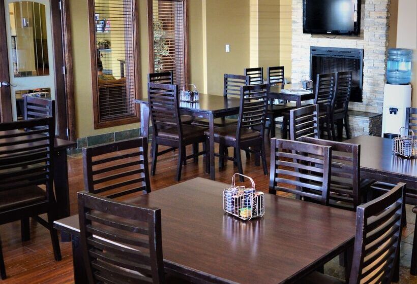 Отель Ramada By Wyndham Cold Lake