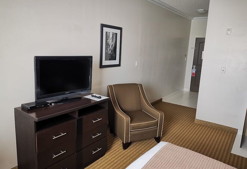 Отель Ramada By Wyndham Cold Lake