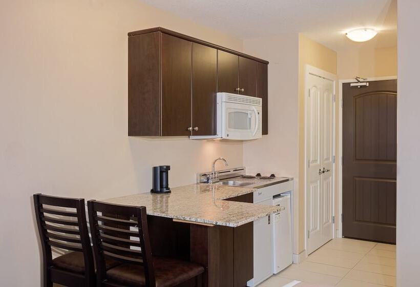 Отель Ramada By Wyndham Cold Lake