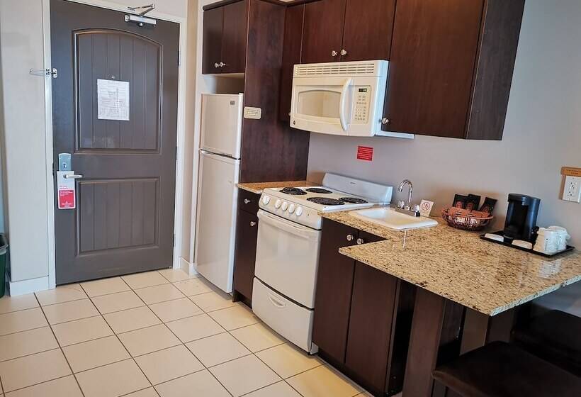 Отель Ramada By Wyndham Cold Lake