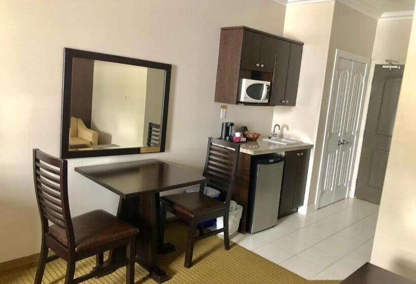 Отель Ramada By Wyndham Cold Lake