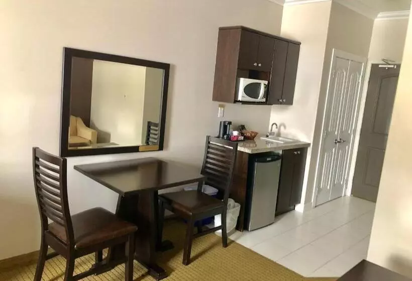 ホテル Ramada By Wyndham Cold Lake