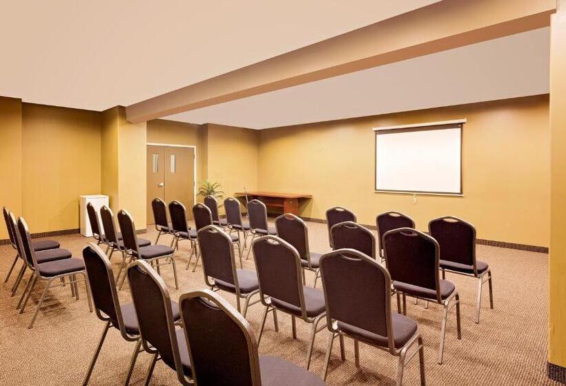 Отель Ramada By Wyndham Cold Lake