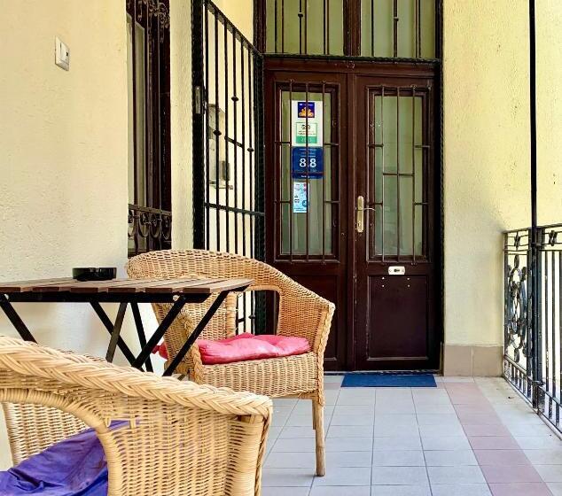 Hostal Jazzy Vibes Parliament Rooms And Ensuites