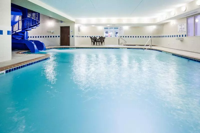 هتل Holiday Inn Express & Suites Dickinson, An Ihg