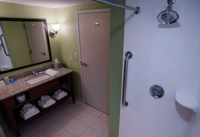 בית מלון כפרי Holiday Inn Express Hickory   Hickory Mart, An Ihg