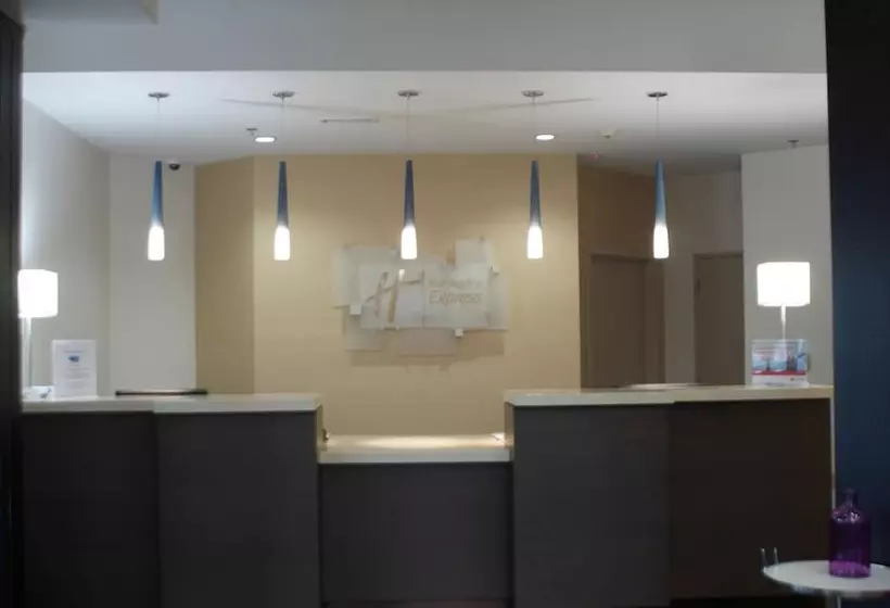 בית מלון כפרי Holiday Inn Express Hickory   Hickory Mart, An Ihg