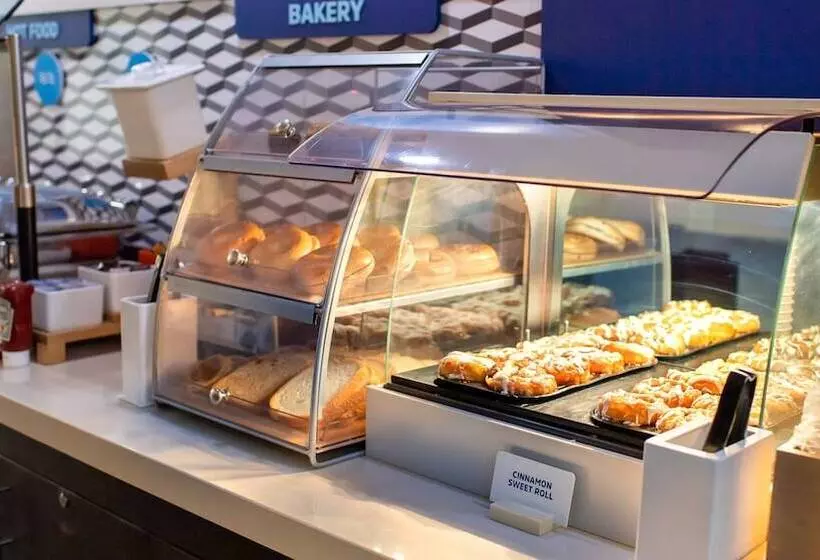 בית מלון כפרי Holiday Inn Express Hickory   Hickory Mart, An Ihg