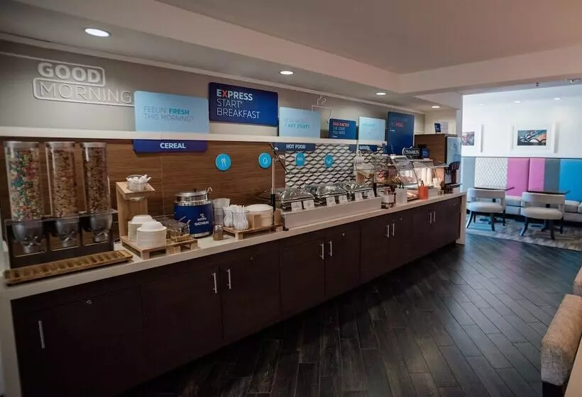 בית מלון כפרי Holiday Inn Express Hickory   Hickory Mart, An Ihg