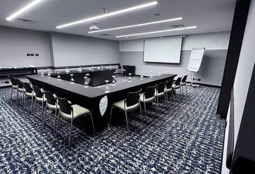 هتل Holiday Inn Bogota Airport, An Ihg