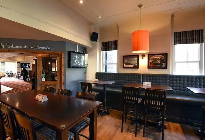 هتل Oaklands By Greene King Inns